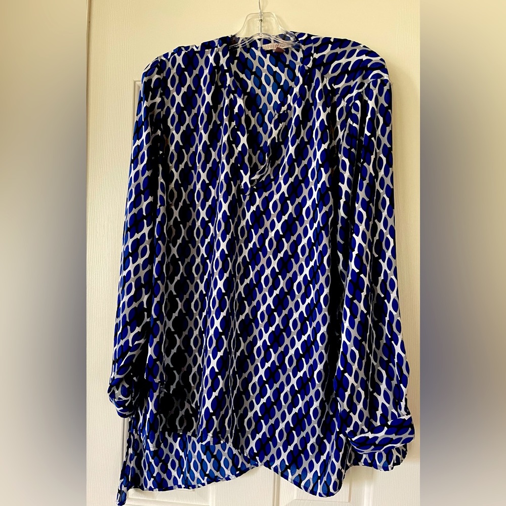 Tunic that is casual and flirty. Neck to tail 33 & 35”. Armpit to armpit 26”